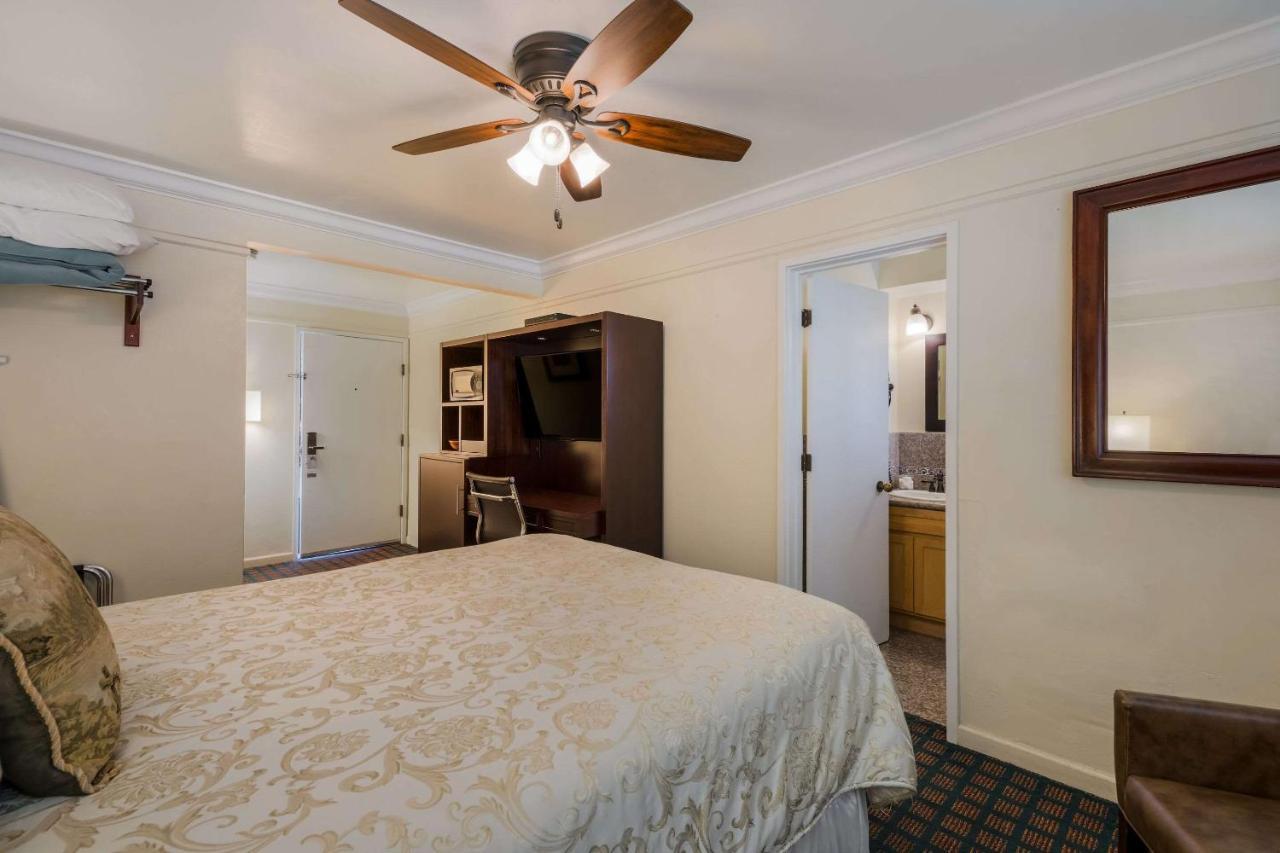 Clarion Collection Carmel Oaks Inn Exterior photo
